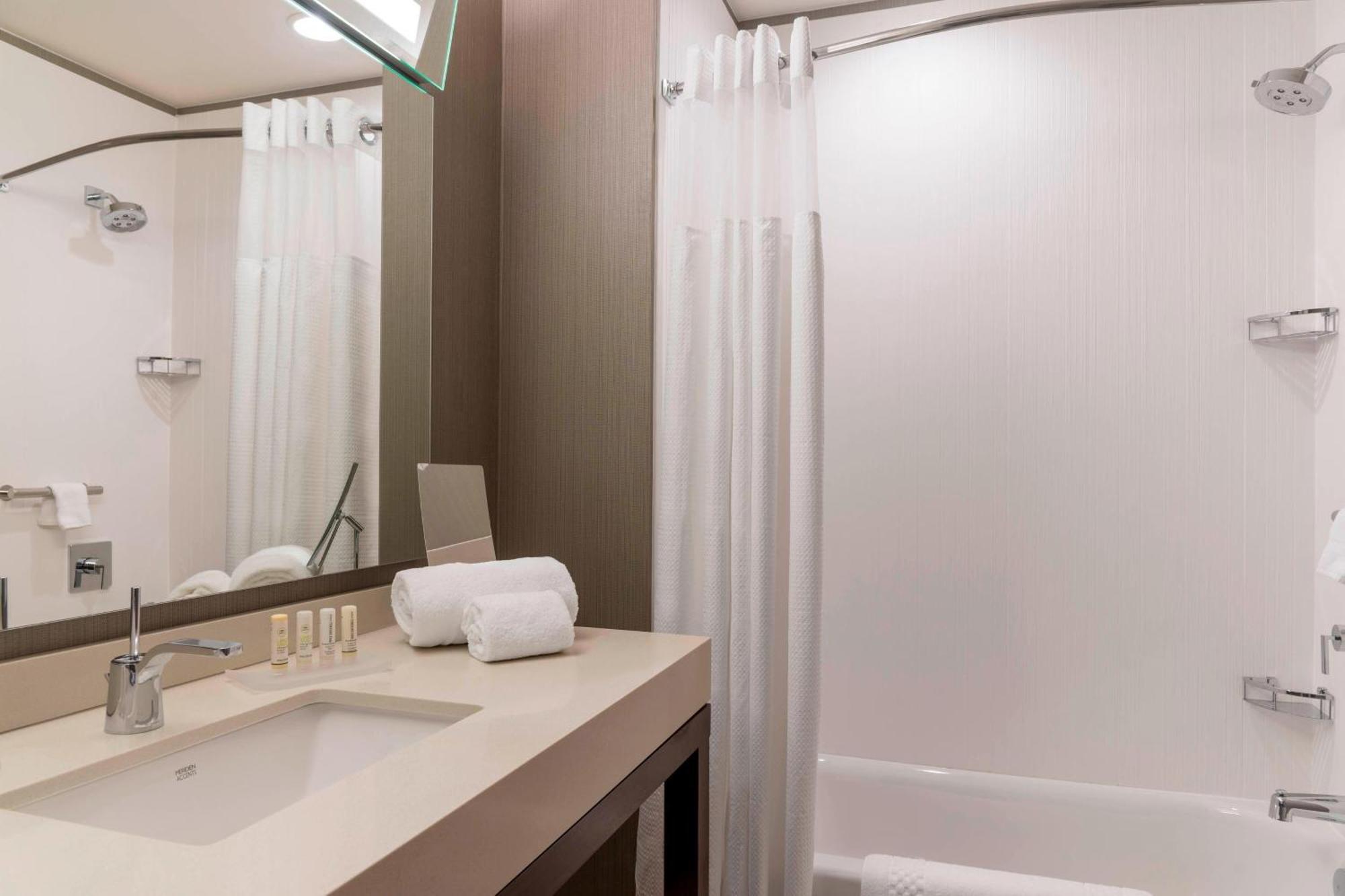 Courtyard By Marriott Waterloo Cedar Falls Extérieur photo